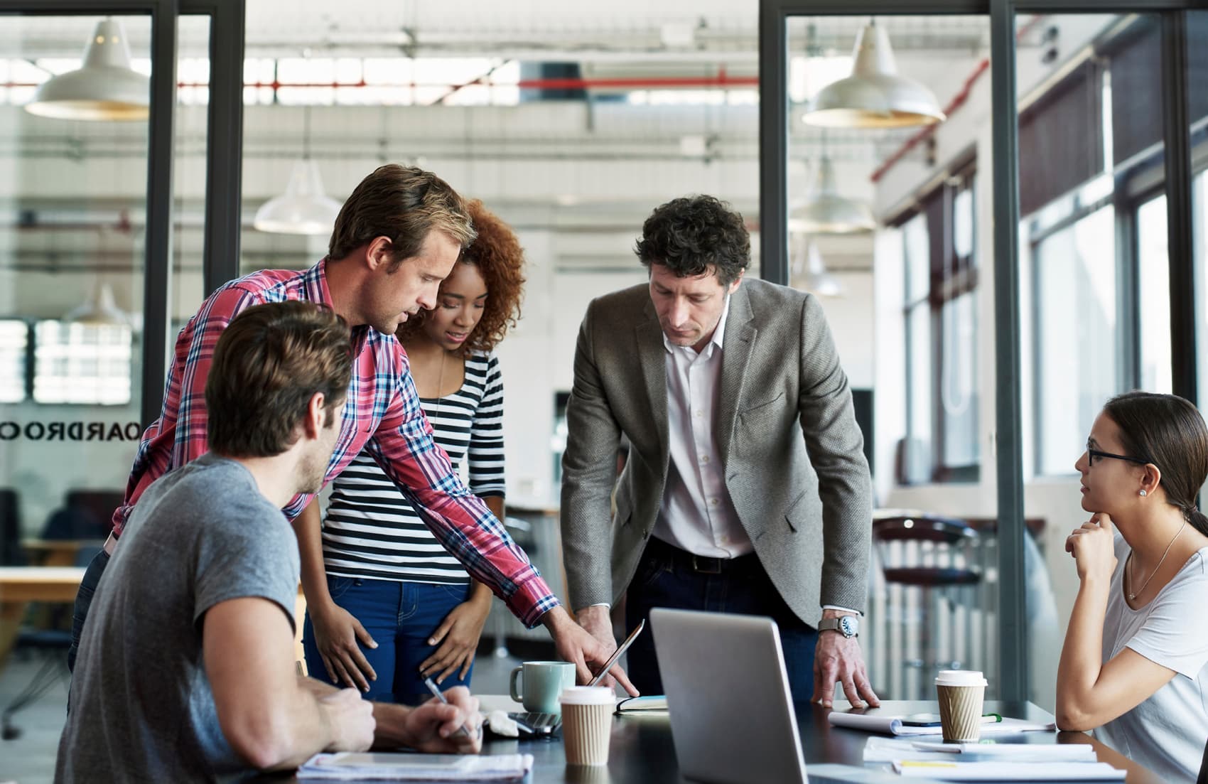 Wat je als organisatie moet regelen vóór je met AI aan de slag gaat